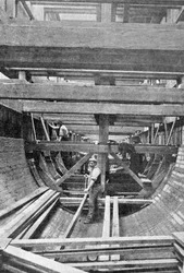 Las maderas y el fondo de concreto del alcantarillado de Bow y Victoria Park, ilustración de The King, 1 de junio de 1901